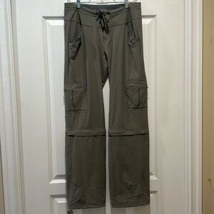 Mountain Hard Wear- Womens Convertible Pants. Size 8/32. Color- Dark Pine.